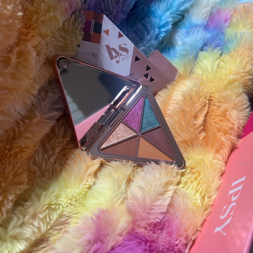 Triangular Eyeshadow Palette - LYS beauty